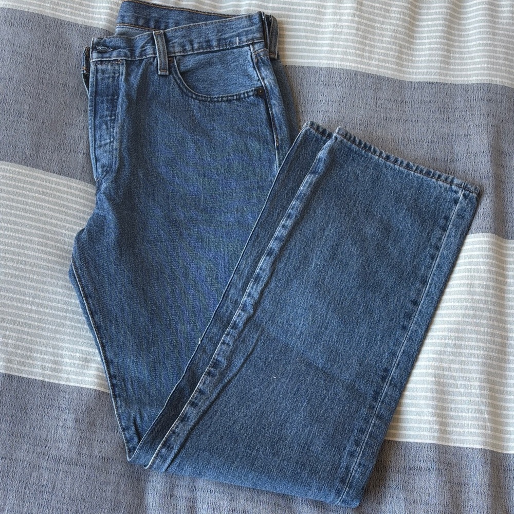 Levi's Men's Straight Jeans in Blue Denim with Tan Leather Patch